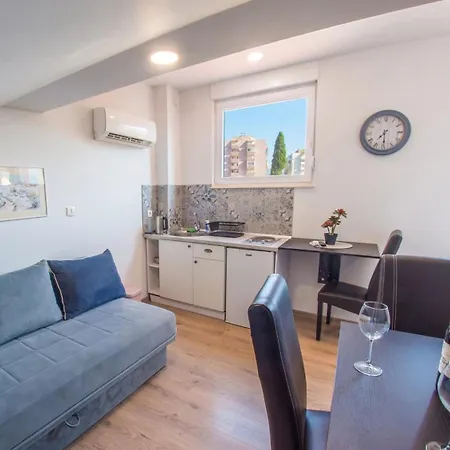 Enigma 1 - Private Parking Apartman